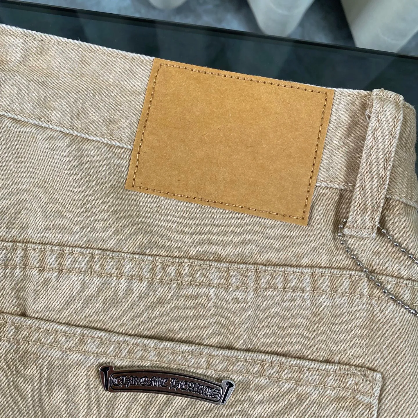 P240 CH Chromehearts Miami-limited fluorescent blue cross-patched khaki jeans, priced at 34W, patched with cross-patterns, washed jeans! ! An absolutely high-end luxury product, a 1.9W-level god-level single product, a super popular product, made by top heavy industry, a magic weapon that cannot be missed! [About Zangyin] This is an extremely luxurious fashion brand that can also be called the aristocracy of the high street. It has always been an exclusive brand for some hipsters or rich second generations. Compared with ordinary high streets, it is more luxurious and noble. Compared with luxury brands, it is more fashionable and individual. It has always been a brand that I have a special liking for. [Top heavy industry fashion design] Consistently high-street luxury style. Speaking of this style, the Zangyin family and GU family are definitely the leading representative brands. Especially the Zangyin family has really achieved a state-of-the-art effect in creating high-street style. The unique washed material is used to create this style. The color system is already quite eye-catching. After it is decorated with patchwork cross flowers, it cleverly highlights the charm of the brand. Secondly, this style uses classic The high-waist cutting design highlights the long legs and fashionable temperament of the upper body. The brand is highly recognizable and the slim fit configuration is more suitable for daily wear. It is a product that interprets personality, fashion, and specifications at a glance. This single product is enough to make any fan excited. It can be a white T-shirt for a youthful college style, or a tight suspender for a royal style. It has strong matching ability and can be easily controlled by men.  [Materials and craftsmanship] Needless to say, this point goes without saying. As an excellent craftsman brand, Zangyin’s requirements for details and craftsmanship are really perfect. The washed color of this model has gone through so many processes, not to mention the embellishment of denim appliques. It is also purely hand-made and sewn. Just like what they believe in, only hand-made things have soul and have the meaning of wear. A top-notch heavy-duty fashionable denim item, I look forward to your perfect interpretation! !  Color: Khaki Size: 28-34